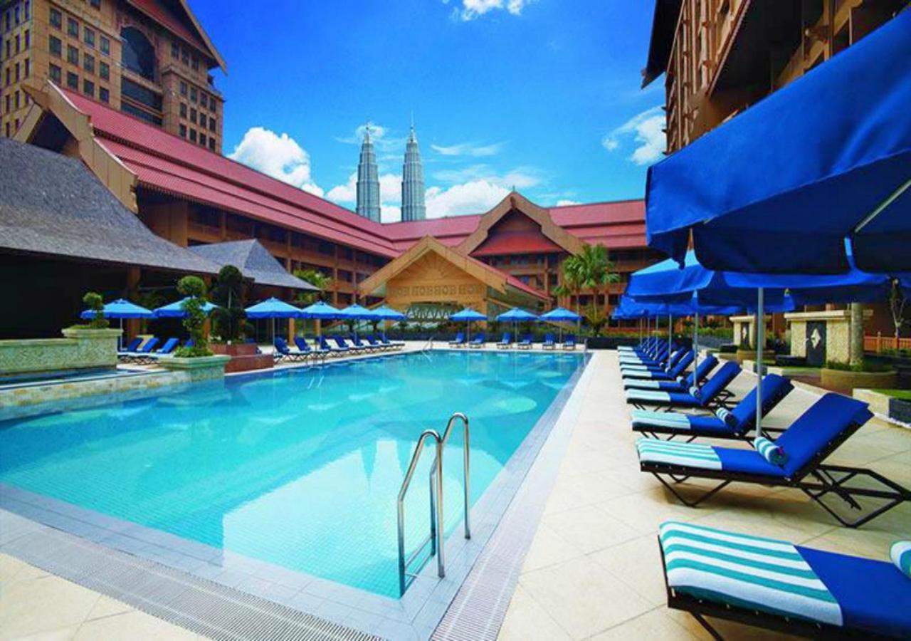Royale Chulan Kuala Lumpur Hotel Exterior foto The swimming pool at Shangri-La Kuala Lumpur