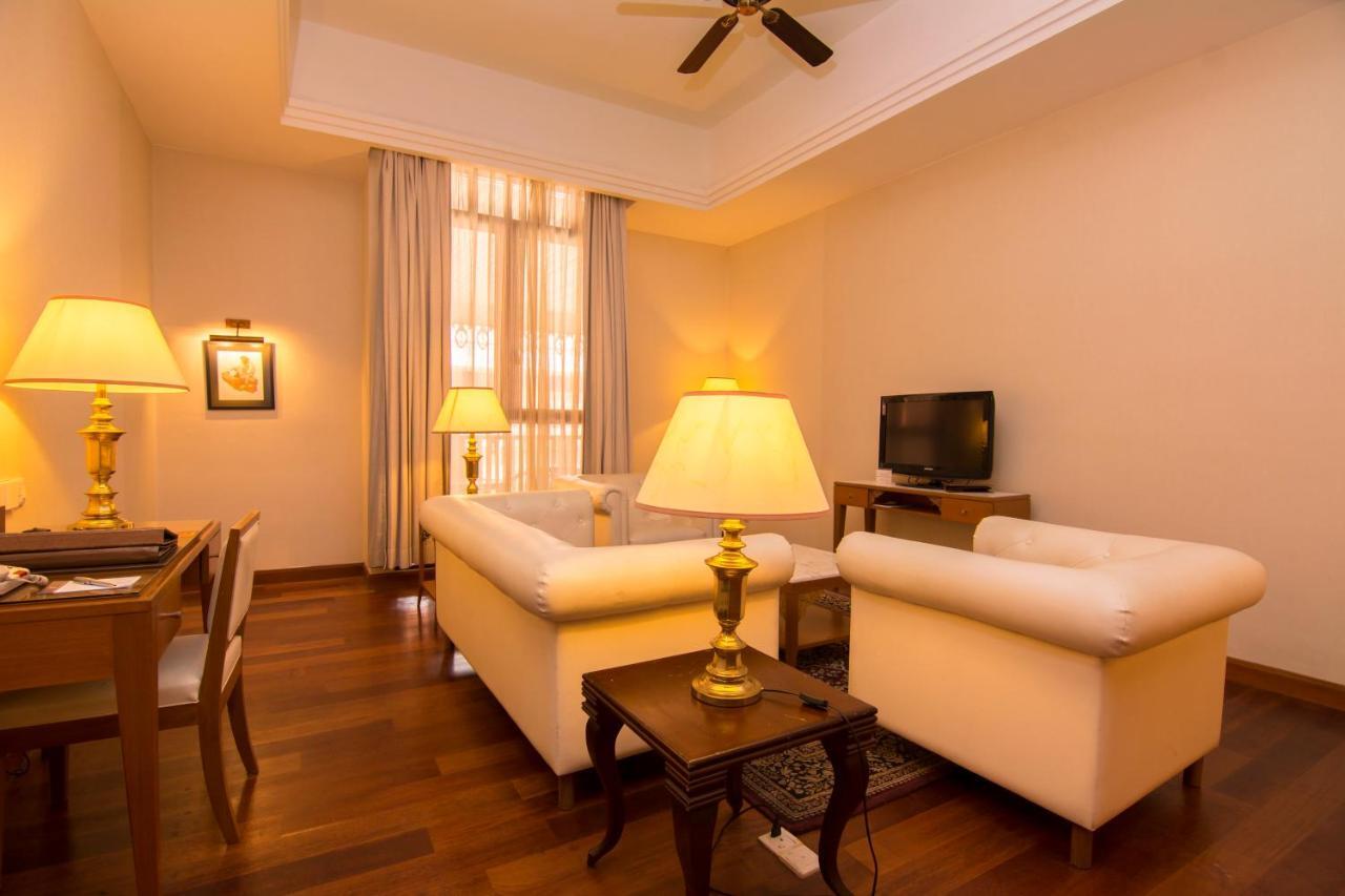 Royale Chulan Kuala Lumpur Hotel Exterior foto A living room in a hotel suite