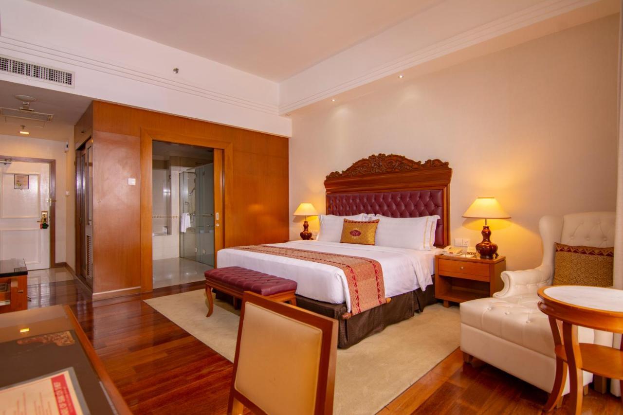 Royale Chulan Kuala Lumpur Hotel Exterior foto A bedroom at the hotel