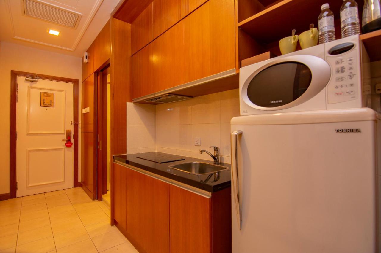 Royale Chulan Kuala Lumpur Hotel Exterior foto A kitchenette in a hotel room