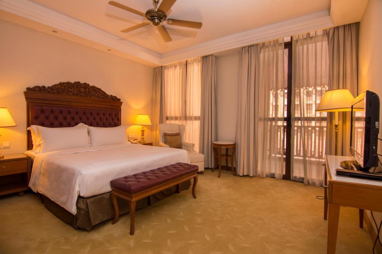 Royale Chulan Kuala Lumpur Hotel Exterior foto A room at the hotel