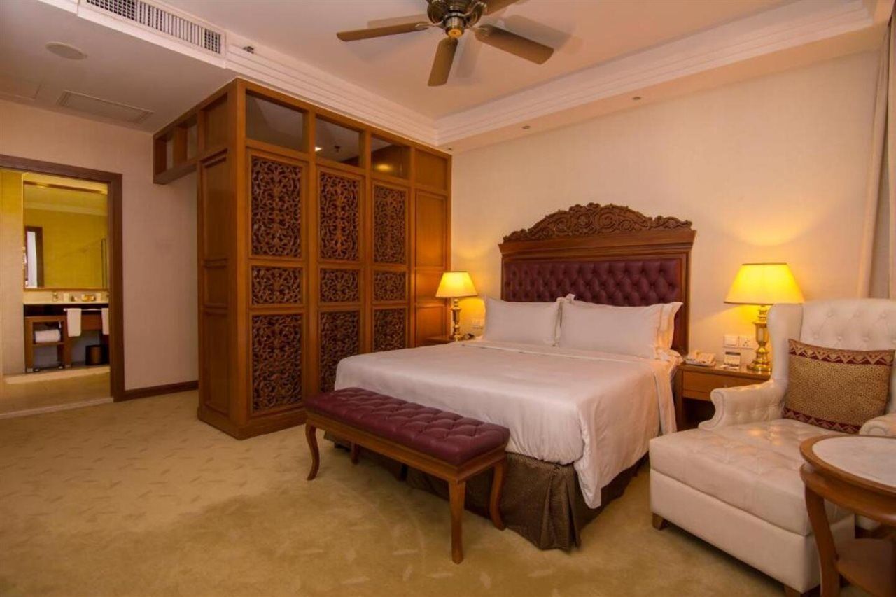 Royale Chulan Kuala Lumpur Hotel Exterior foto A bedroom at the hotel