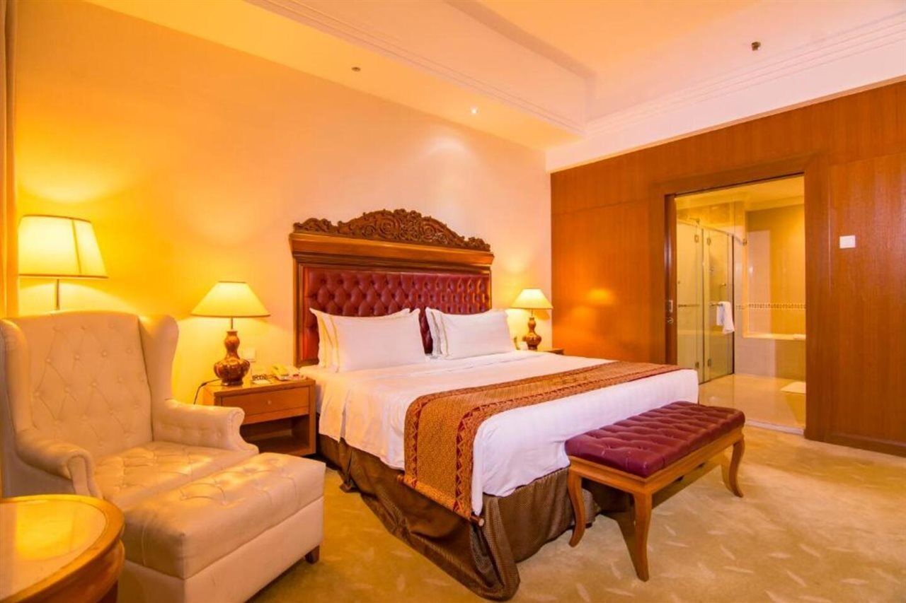 Royale Chulan Kuala Lumpur Hotel Exterior foto A bedroom at the hotel